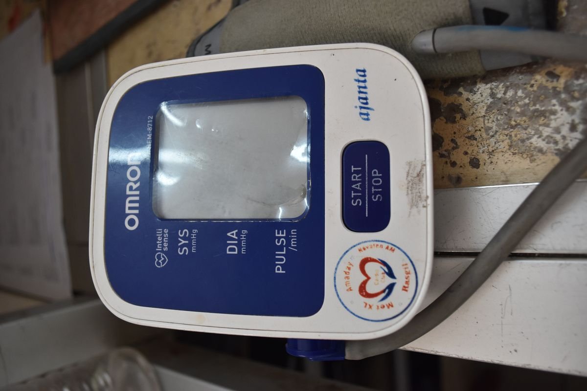 Digital blood pressure monitor in a clinic